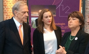 Axelle Lemaire (au centre) accueillie par Martine Aubry et Pierre de Saintignon