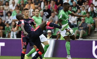 Frédéric Guilbert et Jean-Christophe Bahebeck à la lutte lors du match aller entre Saint-Etienne et les Girondins, disputé le 15 août 2015.