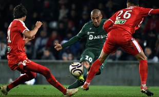 L'attaquant stéphanois Wahbi Khazri, ici lors du 16e de finale de Coupe de la Ligue entre Nîmes et l'ASSE en novembre.