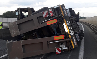 Un poids lourd a eu un accident sur l'autoroute A11 ce mercredi matin