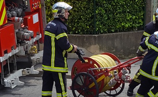 Illustration des pompiers intervenant lors d'un incendie.