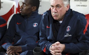 Carlo Ancelotti sur le banc du PSG lors d'un match contre l'AC Milan, le 4 janvier 2012 à Dubai.