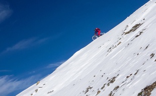 Alexis Righetti, et deux amateurs de VTT extrême, ont descendu les pentes enneigées du Pic du Midi.