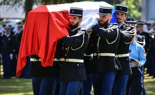 Les honneurs militaires rendus à la majore Mélanie Lemée, le 9 juillet 2020, à Mérigna.