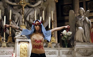 Une Femen à l'église de la Madeleine le 20 décembre 2013.