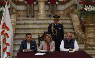 La présidente par interim de Bolivie, Jeanine Anez, le 28 novembre 2019 à La Paz avec des membres de son gouvernement.