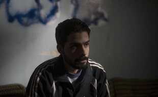 "Les choses ont changé. Aujourd'hui on n'exécute plus les prisonniers", affirme à Deir Ezzor le commandant Abou Salam Tabsah devant un jeune soldat du régime syrien, aux mains des insurgés depuis janvier, assurant qu'il n'avait pas à craindre pour sa vie.