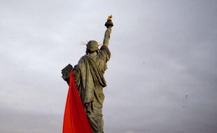 Des militants d'Amnesty international France ont drapé mardi matin d'une bâche orange la réplique de la statue de la Liberté située sous le pont de Grenelle à Paris, pour réclamer la fermeture de la prison de Guantanamo, ouverte il y a dix ans par les Etats-Unis, a constaté l'AFP.