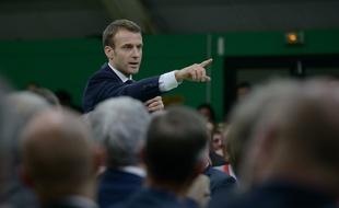 Emmanuel Macron montre aux maires dans quelle direction va le pays.