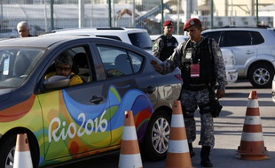 Des policiers attentifs à la sécurité avant le début des JO.