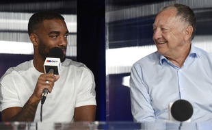 Alexandre Lacazette et Jean-Michel Aulas le 8 août 2015.