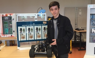 Jérémy, un élève du lycée professionnel Jacques-Prévert devant un robot, le 24/05/2018.