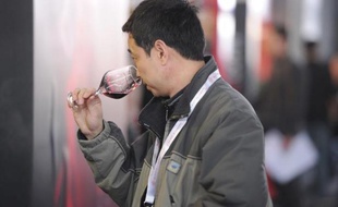 Un Chinois fait une dégustation de vin au salon du vin méditerranéen à Shanghai, le 27 février 2013