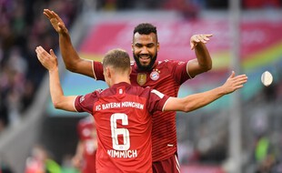 Eric Maxim Choupo-Moting et Joshua Kimmich, lors du match de Bundesliga entre le Bayern Munich et Hoffenheim, le 23 octobre 2021.