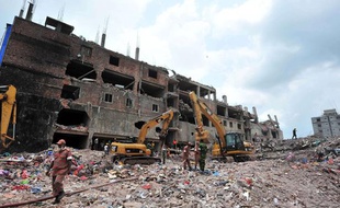 Les recherches se poursuivaient le 11 mai 2013 sous les décombres de l'usine textile effondrée le 24 avril au Bangladesh, près de Dacca.