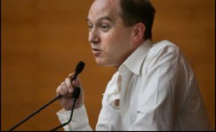 "Il y a une volonté de la ville de redistribuer l'espace et de réguler le stationnement", a déclaré M. Baupin lors d'un point de presse. "Nous voulons favoriser le stationnement résidentiel. Il faut que plus d'automobilistes respectent les règles", a-t-il relevé.