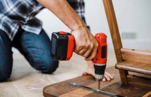 7 astuces de bricoleur que même les pros gardent pour eux : dites adieu aux fissures, grincements et murs impossibles