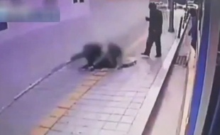 Capture d'écran de deux habitants de Séoul engloutis par un trottoir.