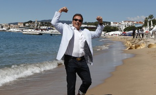 L'acteur Arnold Schwarzenegger sur la plage de Cannes