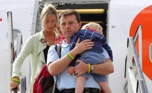 Quatre mois après la disparition au Portugal de leur fille Madeleine, dans laquelle ils nient farouchement toute implication, Kate et Gerry McCann sont rentrés dimanche en Grande-Bretagne, où ils entendent préparer leur défense.