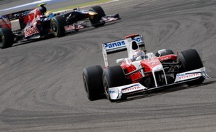 Le pilote Toyota Jarno Trulli (à droite), lors des essais du Grand Prix de Bahrain, le 25 avril 2009.