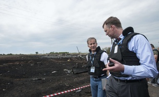 Des observateurs de l'OSCE sur le site du krach du vol MH17 en Ukraine, samedi 19 juillet 2014.