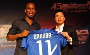 Le milliardaire Zhu Jun, président et mécène de Shanghai Shenhua qui a recruté Didier Drogba et Nicolas Anelka, a donné deux semaines à ses partenaires au sein du club de football chinois pour honorer leurs engagements, sous peine de revoir à la baisse sa contribution.