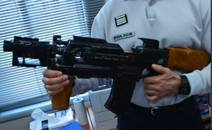 L'arme de guerre que portait l'individu était finalement factice.