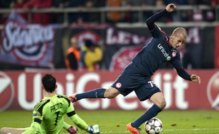 Silvio Proto, expulsé pour cette faute lors du match entre l'Olympiakos et Anderlecht le mardi 10 décembre 2013.