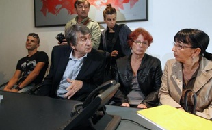 Me Etienne Nicolau entouré de Mohamed Chaib, le frère de Moktaria Chaib, Conception Gonzalez, la mère de Marie-Helene Gonzales, et Marie-José Garcia la mère de Tatiana Andujar, lors d'une conférence de presse le 15 octobre 2014 à Perpignan