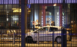 Des policiers sur les lieux de l'attentat aux abords du stade de France à Saint-Denis, le 14 novembre 2015