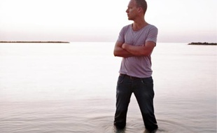 Après deux ans d'une tournée mondiale, Avishaï Cohen a intitulé son douzième album Seven Seas.