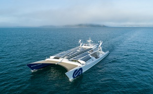 Le bateau laboratoire «Energy Observer» arrive dans le port de Saint-Malo le 17 octobre 2018.
