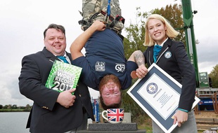 Ce 17 novembre, Simon Perry est, à l’occasion de la 12e Journée annuelle des Guinness World Records, parvenu à tremper un biscuit dans une tasse de thé, en sautant auparavant du haut de 73,41 mètres à l’élastique. Un record.