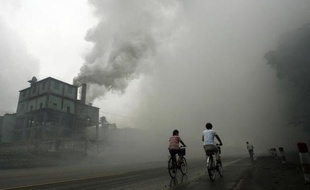 Des cyclistes à Yutian, à 100km à l'est de Pekin, le 18 juillet 2006