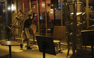 Dans les villes en zone d'alerte maximale, des mesures restrictives telles que la fermeture des bars sont instaurées, notamment pour empêcher les jeunes asymptomatiques de propager le coronavirus malgré eux.