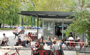 Le café a gagné 110 m² grâce à l'extension (au fond), terminée cet été.