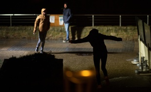 Des personnes marchent dans le vent lors du passage de la tempête Alex, ici à Quiberon, dans le Morbihan.