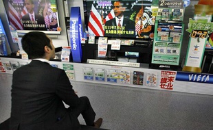 Un homme regarde Barack Obama à la télévision, dans un magasin de Tokyo au Japon, le 2 décembre 2009