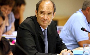 Le ministre du Tavail Eric Woerth lors du conseil municipal de Chantilly, dont il est le maire, le 25 juin 2010.