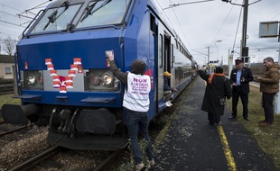 Un train Rouen-Paris bloqué par des opposants à la réforme des retraites, le 10 janvier 2020.
