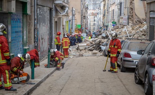Des pompiers déblaient les gravats rue d'Aubagne à Marseille