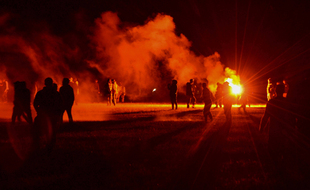 Affrontements entre forces de l'ordre et fêtards lors de la dispersion d'une rave party illégale à Redon (Ille-et-Vilaine) dans la nuit du 18 au 19 juin 2021.
