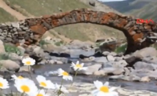 Le pont vieux de 300 ans du village d'Arslanca a été vu pour la dernière fois lundi dernier.