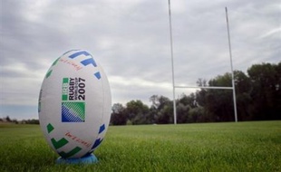 Le ballon de rugby est ovale, seul objet du désir à ne pas être sphérique: des billes à la balle de tennis, du ballon de foot à celui de basket, ils sont tous ronds. Sauf lui, l'ovoïde, l'ovni au rebond fantasque, l'oeuf accouché par la mêlée, comme venu du fond des temps.
