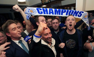 Les supporters de Leicester célèbrent le titre de leur équipe lundi soir.