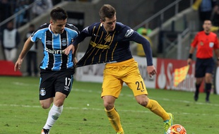 Lo Celso, c'est celui qui se fait tirer le maillot.