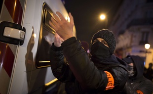 Un policier masqué lors d'une manifestation à Paris le 21 octobre 2016