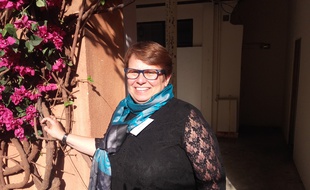 Isabelle May, atteinte de la maladie de Parkinson, a été diagnostiquée à 48 ans. Depuis, elle milite à l'association France Parkinson pour lutter contre les préjugés.