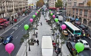 La nouvelle place Clichy (à g. : avant ; à d. : après) va être inaugurée demain (en h.) en présence du maire (PS) de Paris, B. Delanoë.